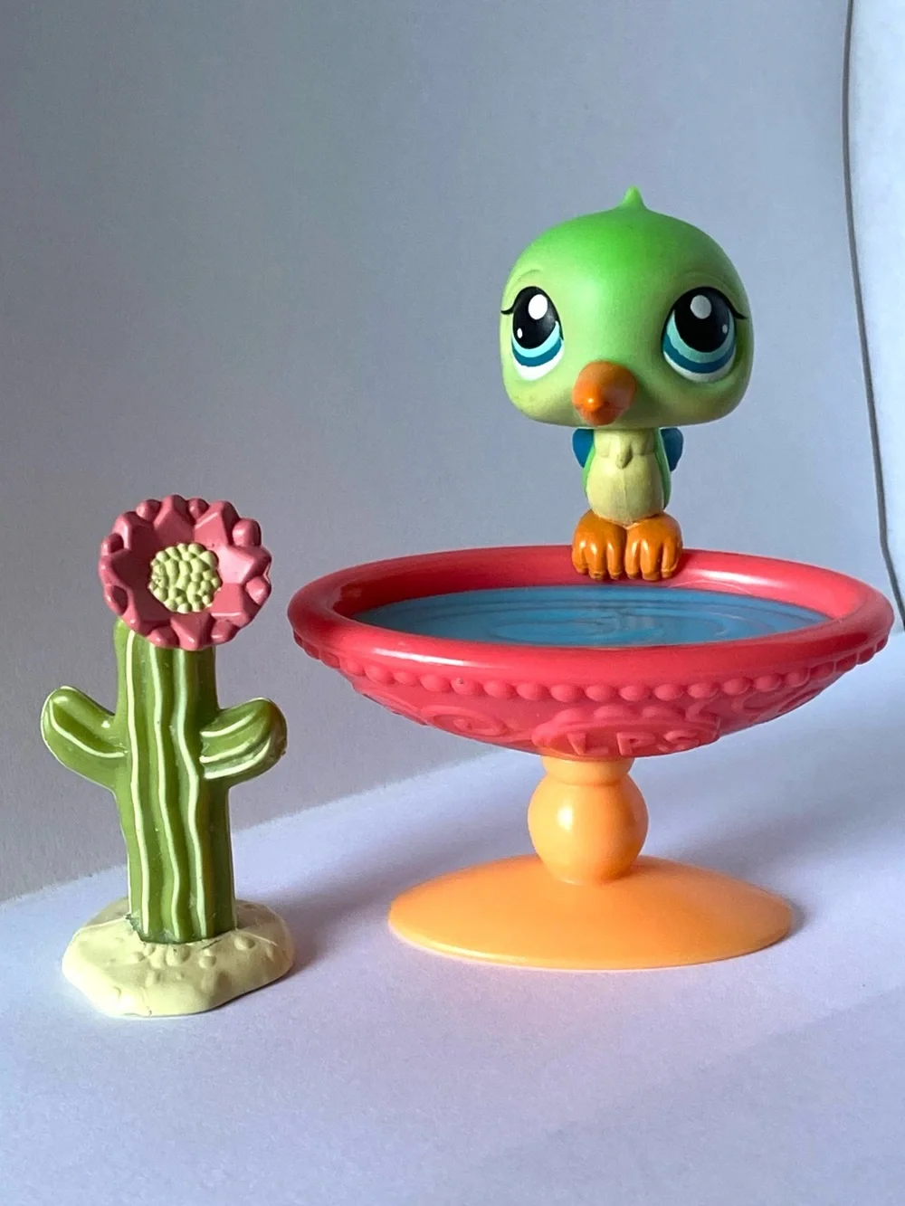 Littlest Pet Shop LPS Hummingbird with Pink Birdbath and Cactus Flower